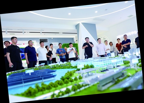 与会校友及青年企业家一同参观展厅